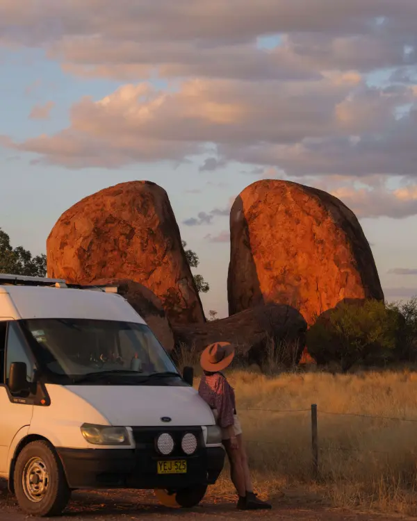 Camper vor Devils Marbles in Australien